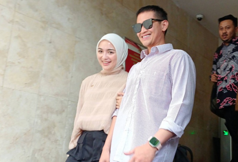 Rezky Aditya bersama istri