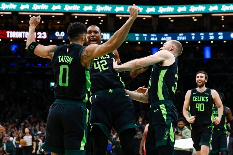 Skuad Boston Celtics lawan Toronto Raptors di lanjutan NBA