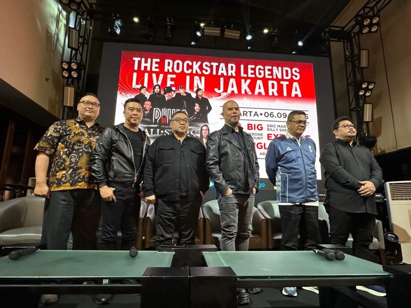 Ahmad Dhani (empat dari kiri) dalam konferensi pers di Jakarta Pusat