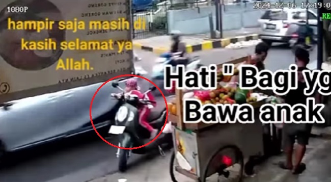 CCTV Bocah jatuh dari motor hingga nyaris ketabrak mobil