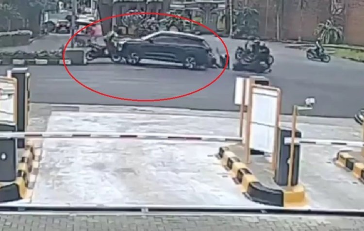 CCTV Driver Ojol dilindas mobil yang dikemudikan bocah sekolah di Ngaliyan, Semarang