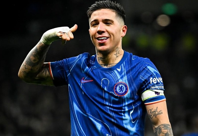 Enzo Fernandes bersama Chelsea