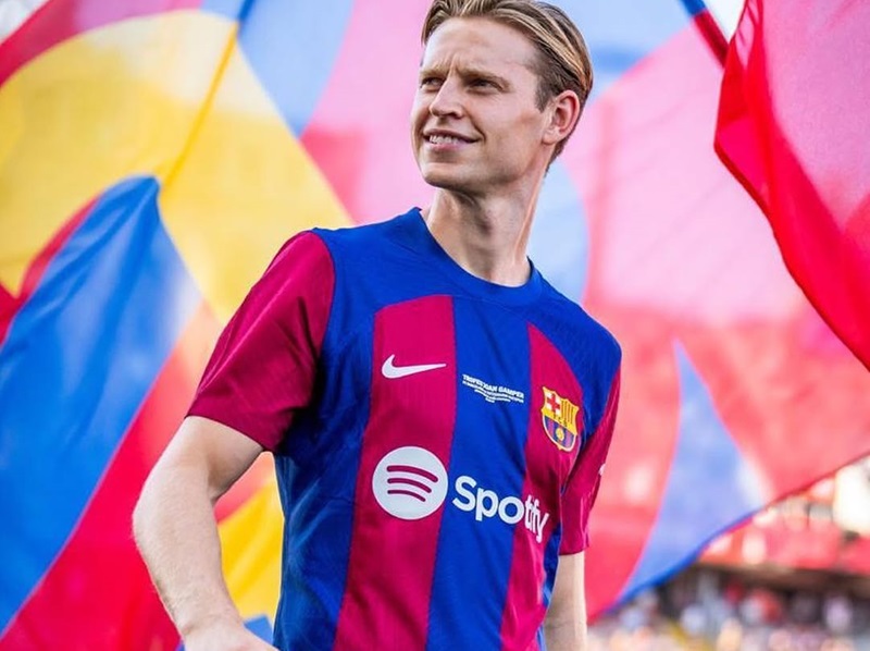 Frenkie de Jong bersama Barcelona