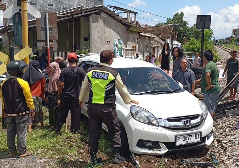 Kecelakaan Kereta di Jember - Honda Mobilio P 1677 GI