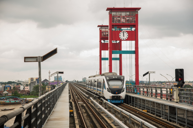 LRT Palembang melintas di Sumatera Selatan