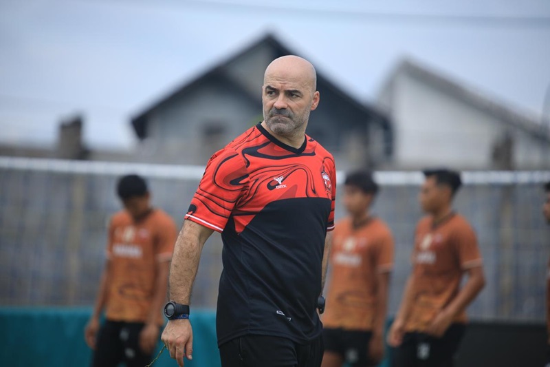 Paulo Menezes saat melatih Madura United