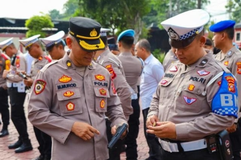 Polres Karawang melakukan pemeriksaan 61 senjata api (senpi) milik anggota
