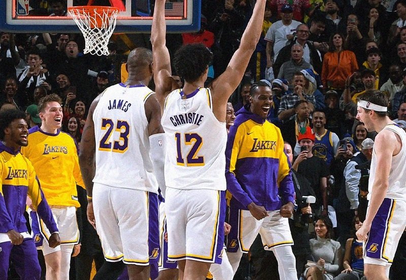 Skuad LA Lakers saat laga melawan Golden State Warriors pada lanjutan NBA Spesial Natal 2024