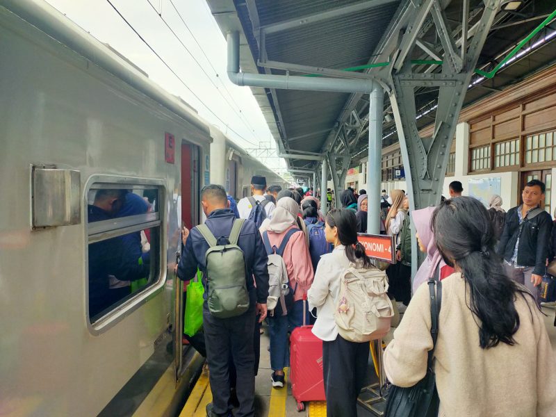 Suasana penumpang KAI di Stasiun Pasar Senen