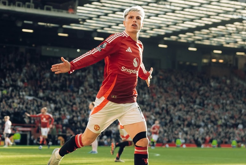 Alejandro Garnacho bersama Manchester United