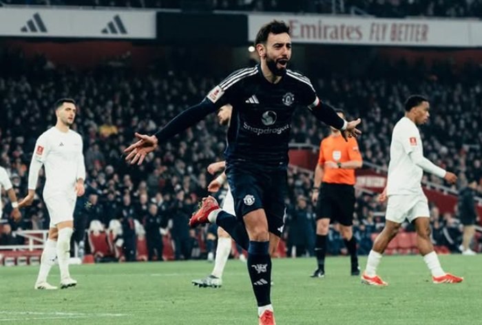Bruno Fernandes selebrasi gol lawan Arsenal