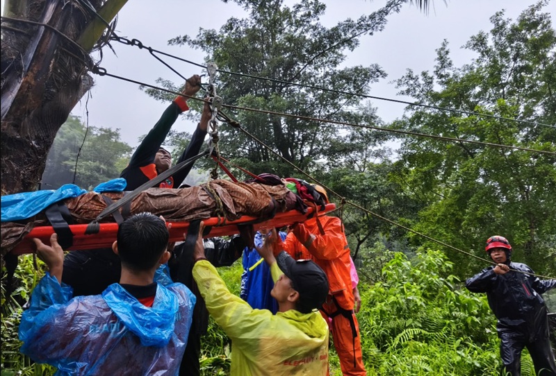 Evakuasi korban longsor di Jepara