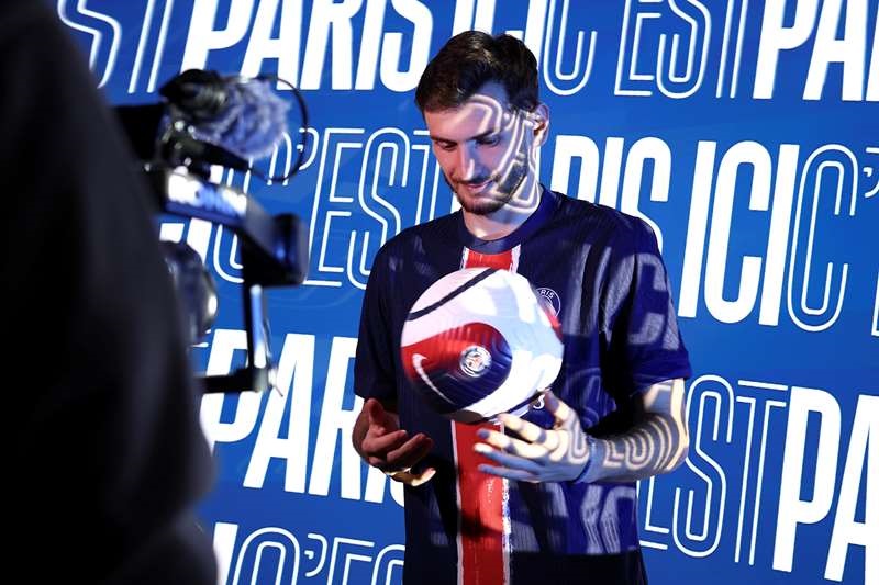 Khvicha Kvaratskhelia resmi gabung PSG Khvicha Kvaratskhelia resmi gabung PSG