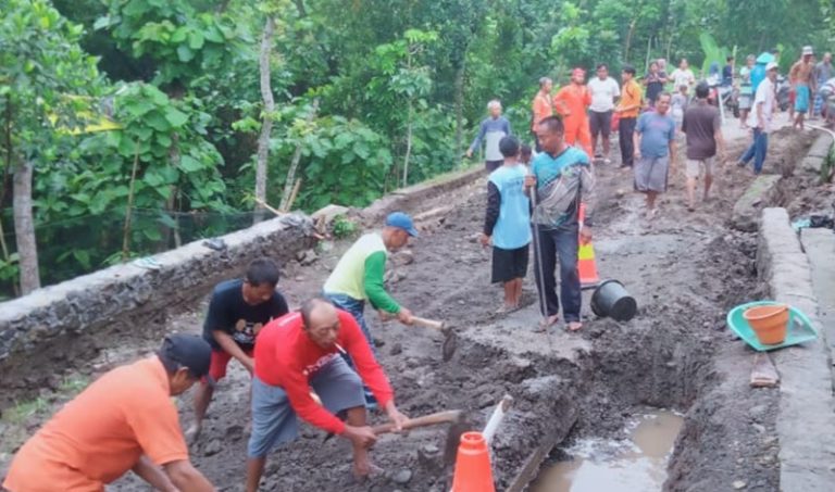 Bencana Longsor Hambat Mobilitas Warga di Kecamatan Tanon, Kabupaten Sragen