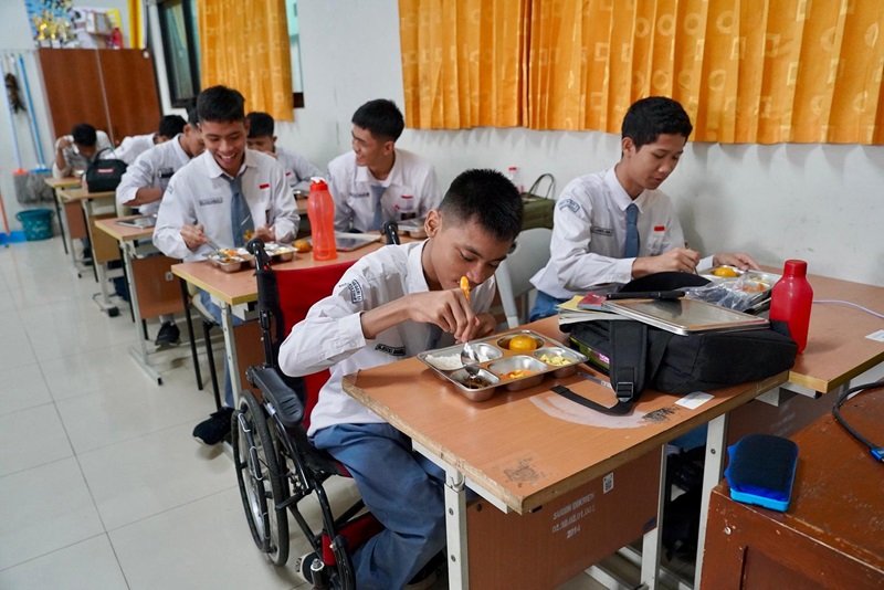 Makan Bergizi Gratis di SMAN 11 Cakung