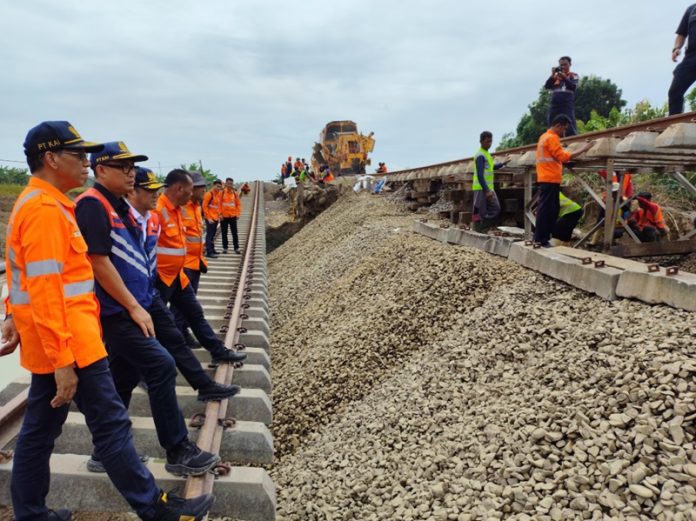 Perbaikan jalur kereta longsor