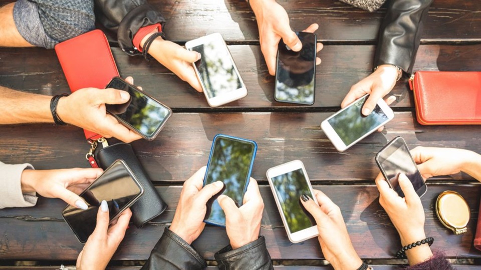 Mengapa Memilih Handphone Sesuai Kebutuhan Itu Penting? Ini Jawabannya 3 Pertimbangkan Ukuran dan Desain