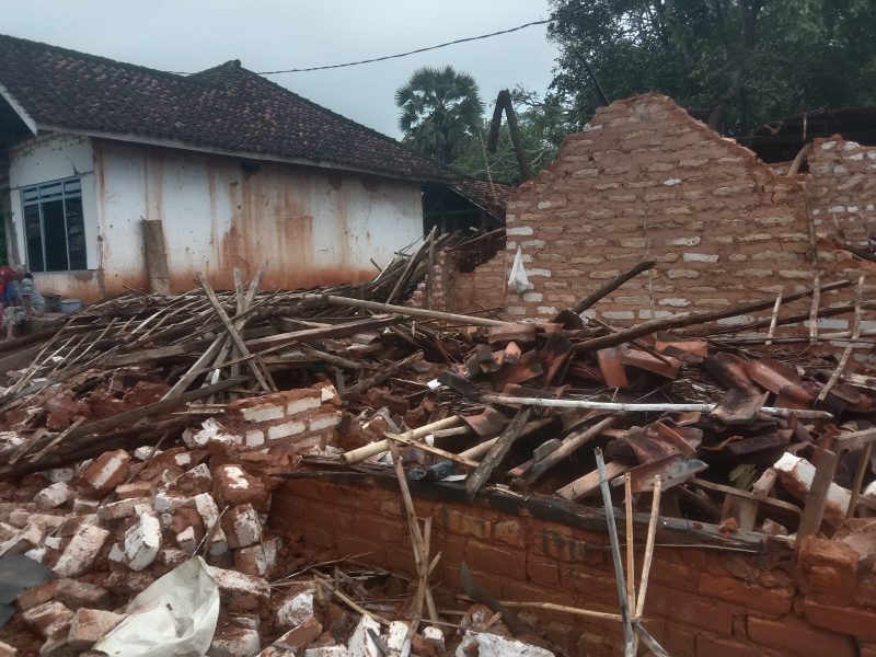 Rumah Terkena Puting Beliung
