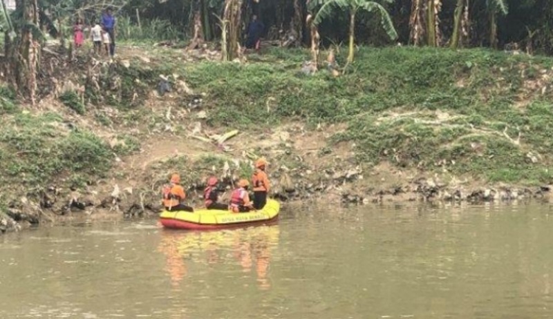 tim gabungang mecari korban hanyut dikali bekasi