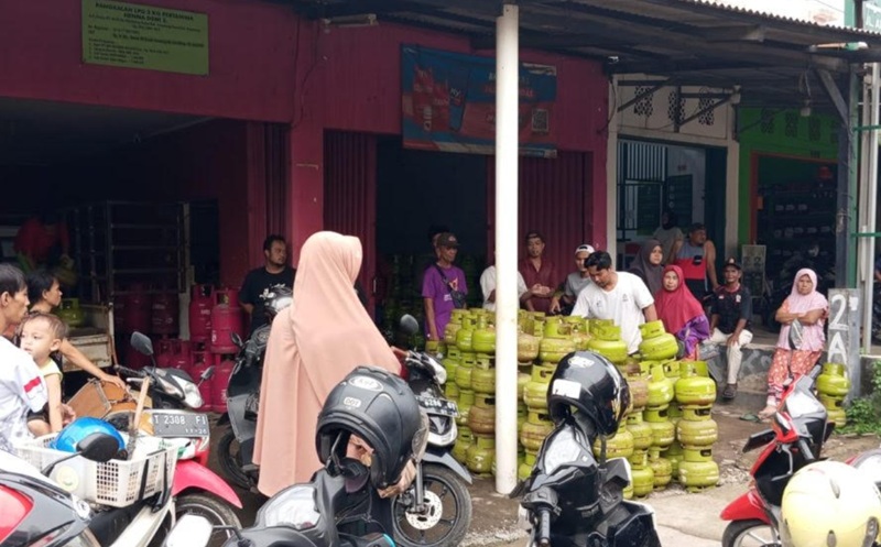 Antrian di Karawang
