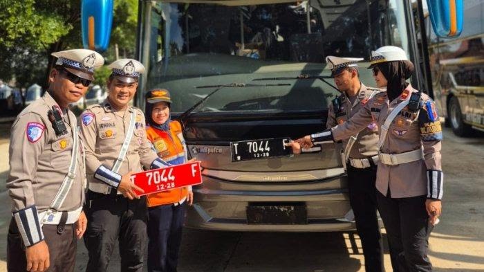 Bus Dinas Plat Hitam