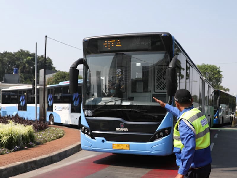 Bus Transjakarta dan Petugas