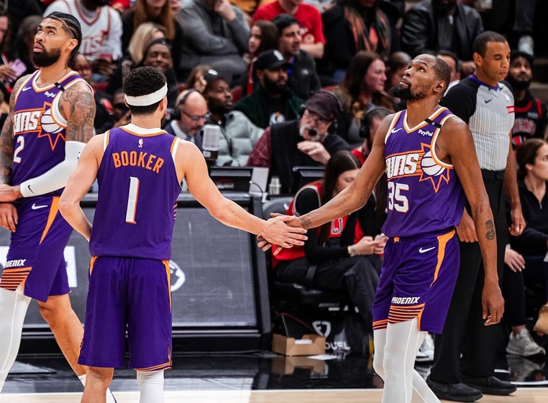 Devin Booker dan Kevin Durant di Phoenix Suns saat melawan Chicago Bulls pada lanjutan NBA