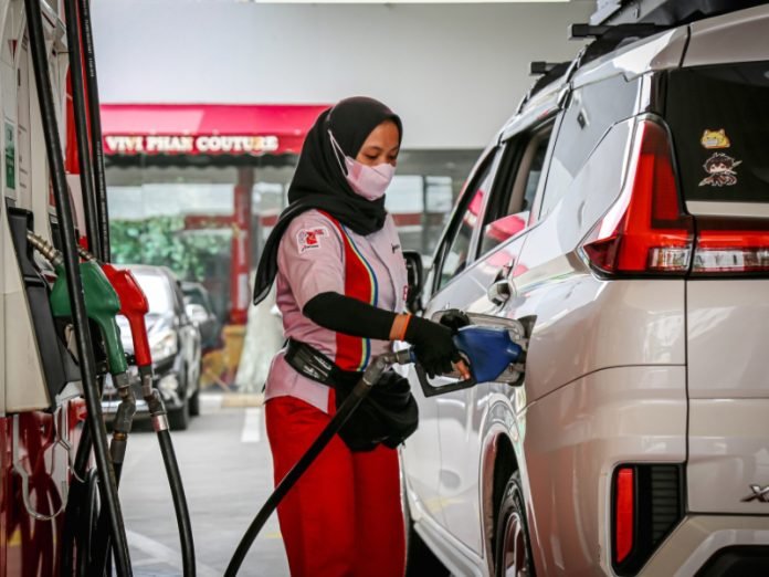 Pengisian bahan bakar di SPBU Pertamina