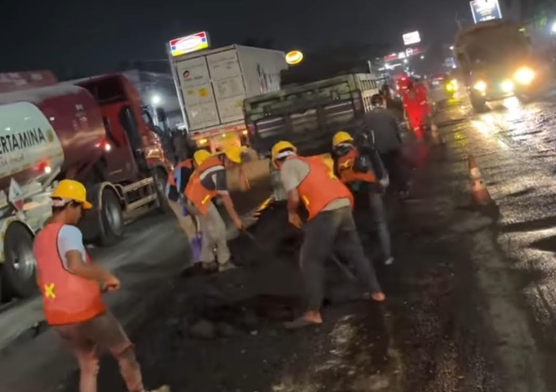 Perbaikan jalan di Karawang
