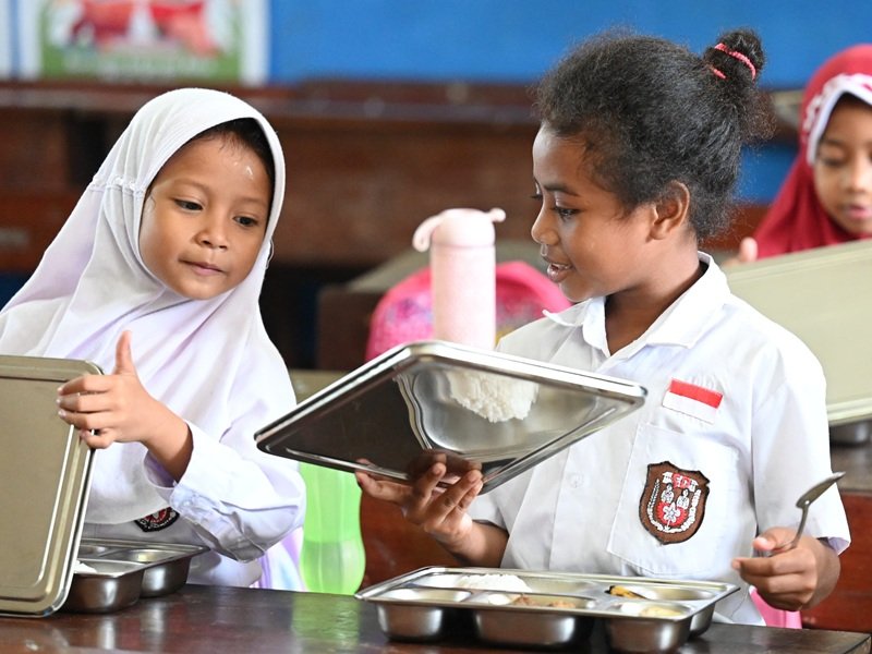 suasana ceria makan bergizi gratis untuk anak anak sorong papua