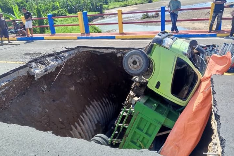 Truk Terperosok di Jembatan Wai Mer SBT Maluku