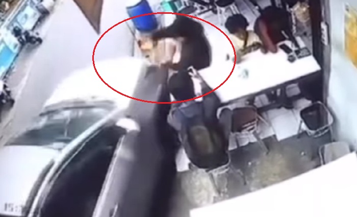 Viral mobil dikendarai anak SMA tabrak warung di Cibubur