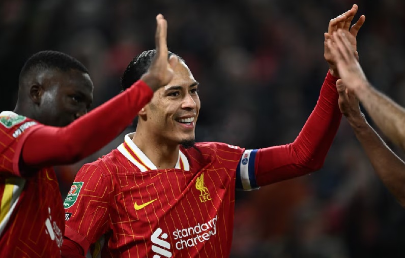 virgil van dijk bersama skuad liverpool