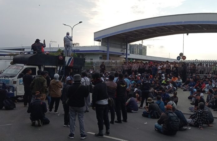 Aksi FSPMI di Depan Pabrik Yamaha