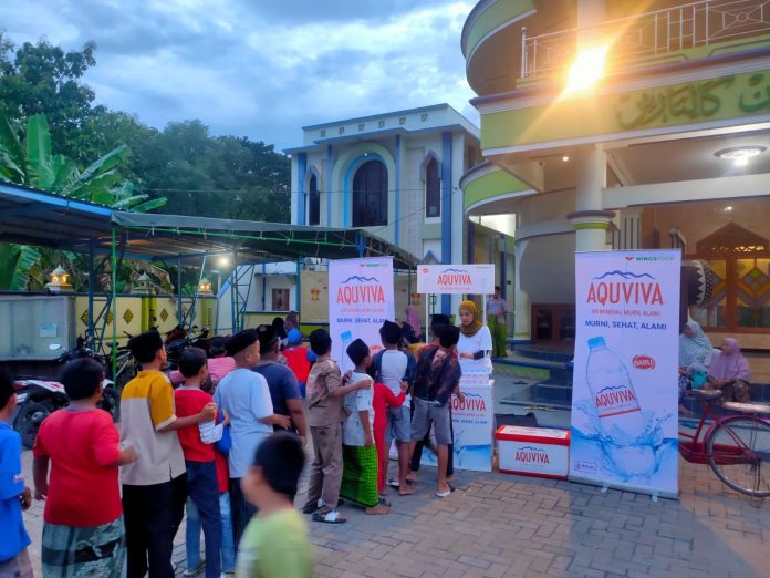 Antrean kecil penuh senyum, menanti seteguk kesejukkan dari AQUVIVA di tengah hangatnya Ramadan.