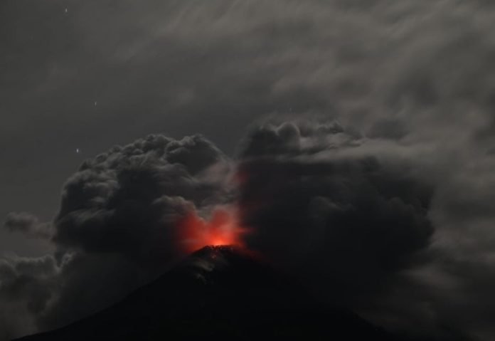 Erupsi gunung lewotobi