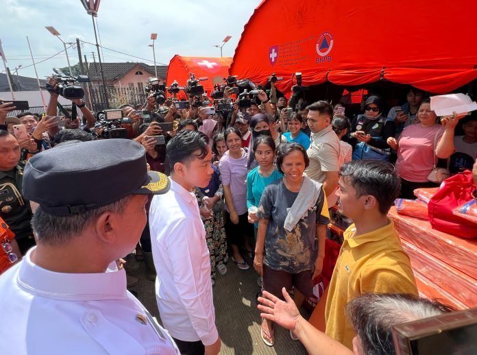 Gibran Cek Tempat Pengungsian Korban Banjir Bekasi