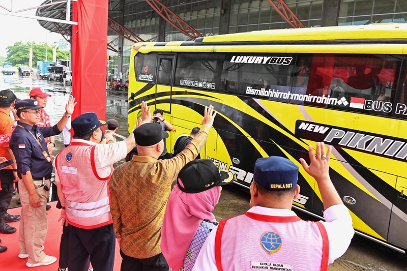 Kemenhub Lepas Pemudik di Pulogebang - HOLOPIS