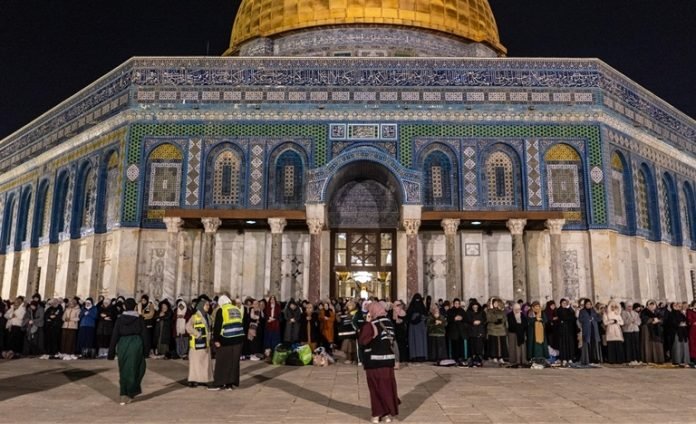Masyarakat Palestina salat