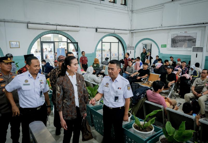 Menpar TInjau Pemudik di Stasiun Pasar Senen