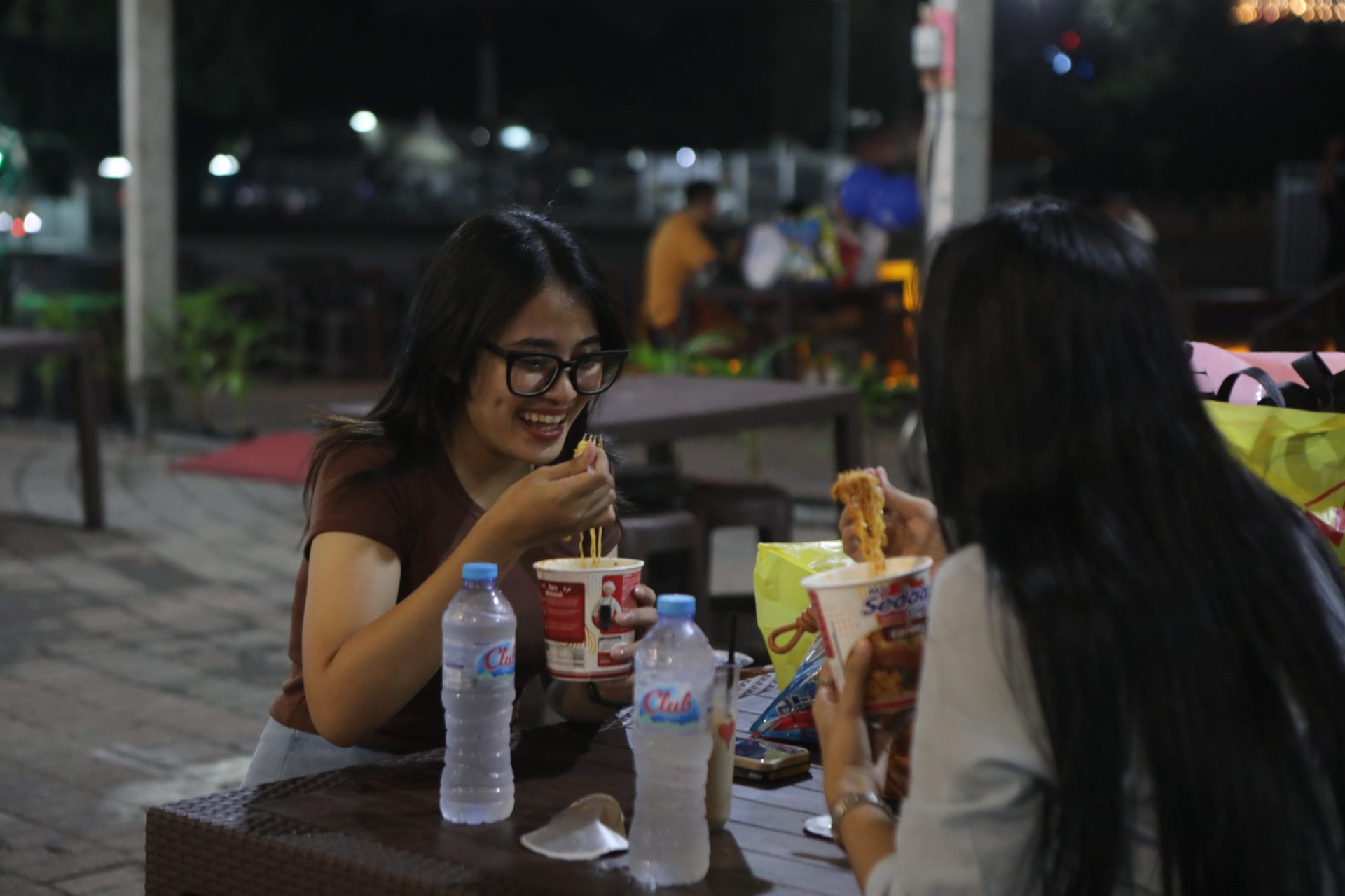 Ngabuburit Berburu Takjil Gratis di JLF