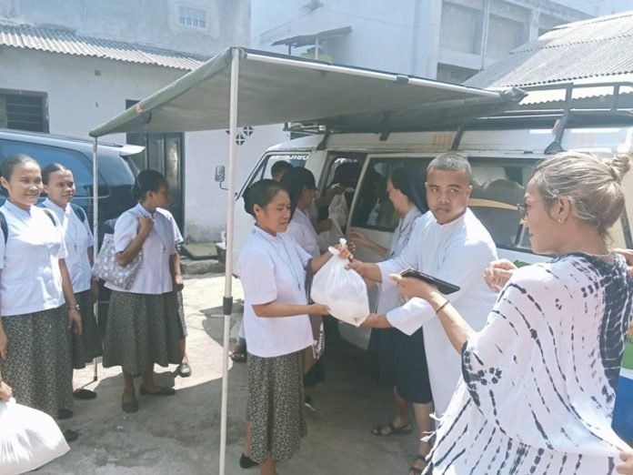 Pembagian Sembako oleh Paroki Lely Malang