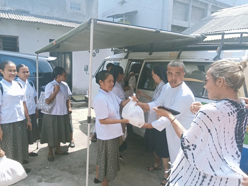 Pembagian Sembako oleh Paroki Lely Malang