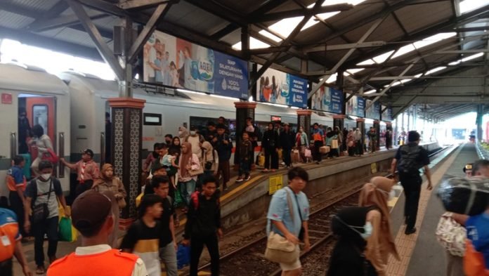 Pengguna Kereta di Surabaya