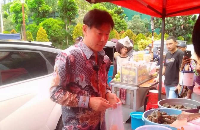 Shin Tae Yong beli Takjil