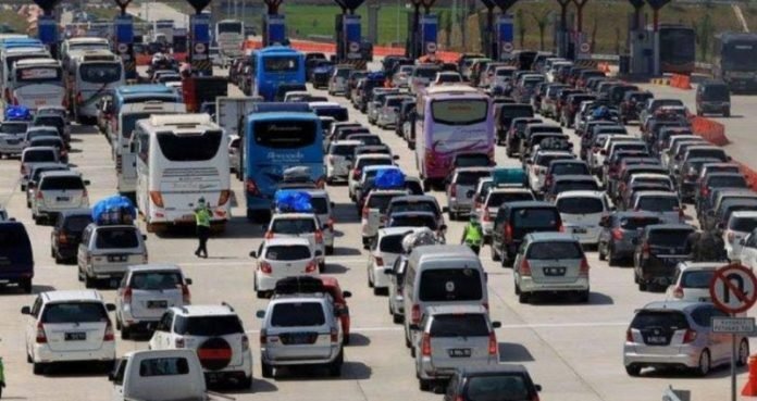 Situasi Antrean di Jalan Tol saat mudik