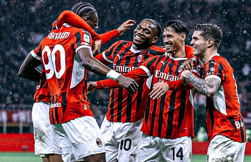 Skuad AC Milan selebrasi gol lawan Como di Liga Italia