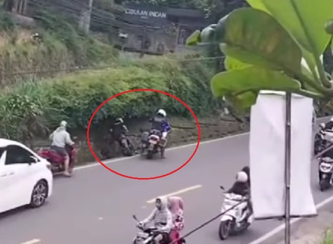Viral Video Polisi Pepet Pemotor di Cisarua Bogor