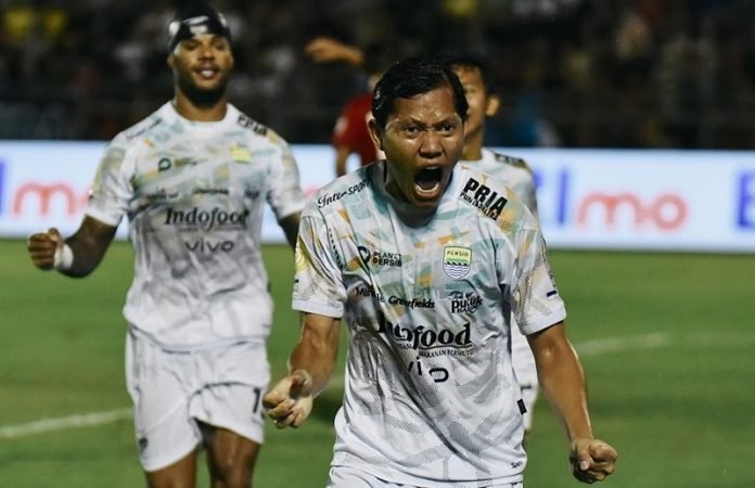Skuad Persib selebrasi gol lawan Semen Padang di Liga 1