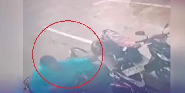 CCTV Pencurian helm di Samarinda